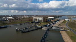 511895 Luchtfoto vanuit Zuidelijke richting van de drie sluiskolken van de Beatrixsluis, 2020-03-04