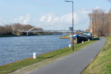 511897 Binnenvaartschip de Gerardus, afgemeerd aan de kade van het nieuwe, verbreedde Lekkanaal., met op de achtergrond ...