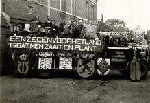 8 De praalwagen van de N.V. Zaadhandel en Zaadteelt v/h A. Hobbel te Ooltgensplaat ter ere van de bevrijding van ...
