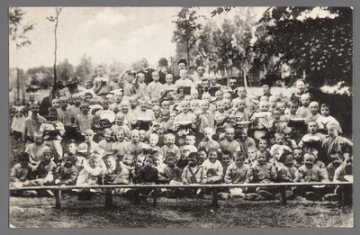 0647 (op achterzijde:) Martha-stichting, Alphen a./d. Rijn, Kersenmaaltijd schooljongens, 1910-1920