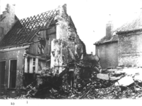 16752 20: getroffen bij het bombardement van 15 december 1944. Rechts ervan de puinhopen van het geheel verwoeste huis ...