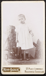 42 -42 Portret van een kind met een emmer.