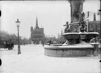 141 Deventer - Brink met Wilhelminafontein en Waag in de sneeuw., 1906-01-01
