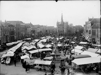 163 Deventer - Brink: Markt. In het midden de Wilhelminafontein., 1930-01-01