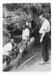 194124 Pirvanque, bootje uit een boomstam gehakt, voor vervoer over water te Kameroen