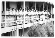 194329 Groepsfoto van de communiteit en leerlingen van een school (Aruba)