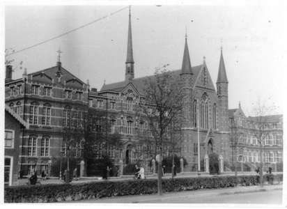 194330 Internaat Groenestein met kerk in Den Haag