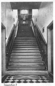 194335 Het trappenhuis van huize Sint Joseph aan de Lindanusstraat te Roermond