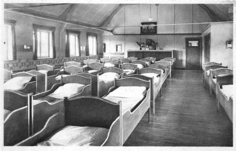 194336 Een slaapzaal voor jongeren in huize Sint Joseph aan de Lindanusstraat te Roermond