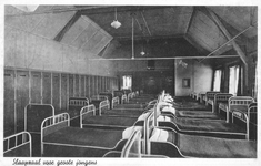194337 Een slaapzaal voor grote jongens in huize Sint Joseph aan de Lindanusstraat te Roermond