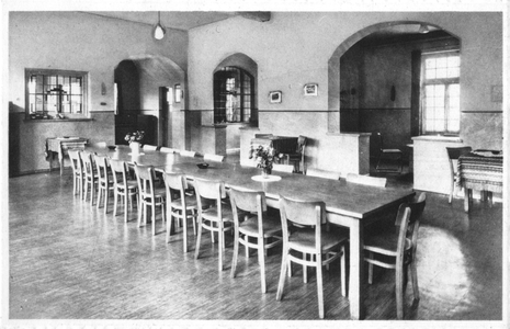 194338 Een zaal voor werkende jongens in huize Sint Joseph aan de Lindanusstraat te Roermond