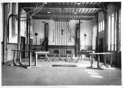 194345 De gymnastiekzaal van de lagere school te Baarle-Nassau