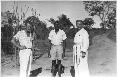 162113 Broeder Martialis en twee kajotters bij de bouw van het hospitaal te Serengema (Tanzania)