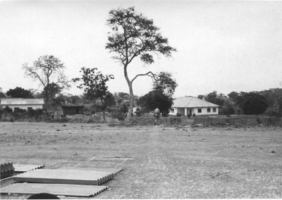 162118 Zicht op het complex van het in aanbouw zijnde hospitaal te Serengerema (Tanzania)