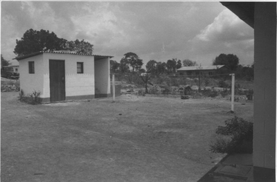 162122 Toilet en douche achter het eerste gebouw van het hospitaal te Serengerema (Tanzania)