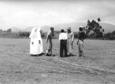 162123 Overleg op de airstrip bij het hospitaal te Serengerema (Tanzania)
