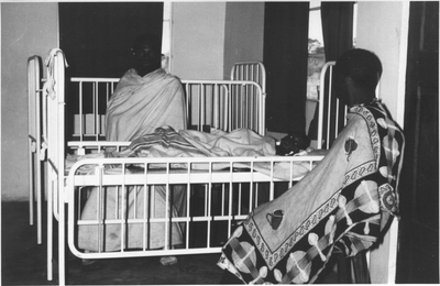 162124 Waken bij een patiënt in het hospitaal te Serengerema (Tanzania)