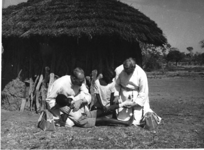 162137 Ziekenverzorging in een dorp vanuit het hospitaal te Serengerema (Tanzania)