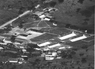 162139 Overzicht van het gebouwencomplex van het hospitaal te Serengema (Tanzania) vanuit de lucht