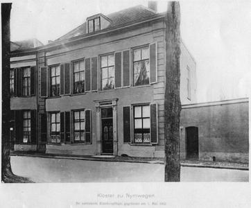 162169 Eerste huis van de broeders: Kelfkensbos te Nijmegen, dat in 1943 zou worden verwoest door een bombardement