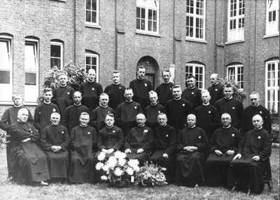 254089 Groepsfoto van de broedercommuniteit tijdens een jubileumviering in Heerlen