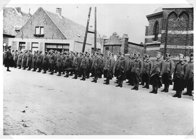 254102 Appel van de Nederlandse legereenheid tijdens de mobilisatie bij het klooster in Heel