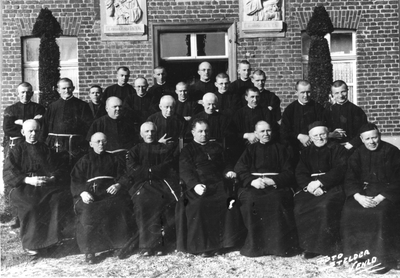 254109 Groepsfoto van de broeders met rector Thijssen van huize Koningslust in de gemeente Peel en Maas