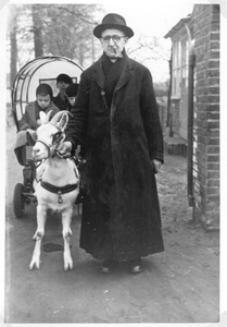 254116 Broeder Augustinus op stap met de ezelwagen met daarin jongeren van huize Sint Joseph in Heel