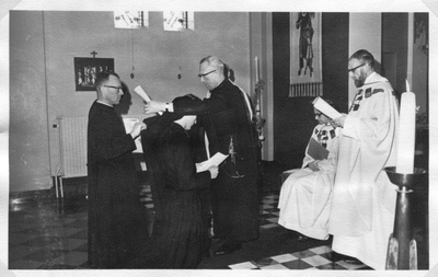 254141 Inwijdingsceremonie tijden de professie van een broeder in de kapel