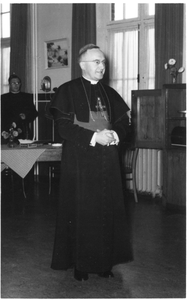 254146 Mgr. Hanssen tijdens zijn toespraak bij zijn bezoek aan huize Sint Joseph in Heerlen