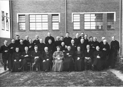 254156 Statiefoto met Mgr. Lemmens en de congregatie met genodigden na de inzegening van huize Savelberg in Helden