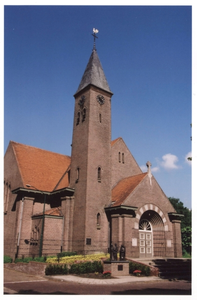 254158 De Heilige Catharina van Alexandrië kerk in Sterksel met op de voorgrond het ere-monument voor de voormalige ...