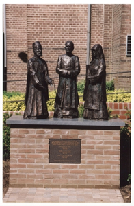 254162 Het monument aangeboden aan de drie Congregaties als herinnering aan hun jarenlang verblijf in Sterksel