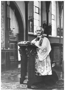254165 Mgr. Savelbergh stichter van de congrgatie H. Joseph tijdens de dagelijkse gebedsdienst in Heerlen