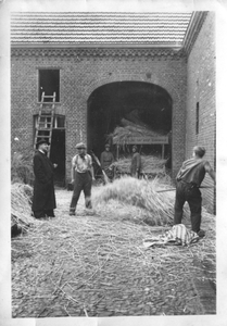 254169 Bewoners van huize Sint Joseph aan het werk tijdens het dorsen van het graan in Heel