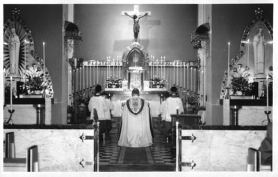 254173 Priester met acolieten dragen de mis op in de kapel van het moederhuis Sint Joseph in Heel