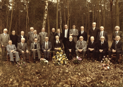 254178 Groepsfoto met broeder Bernadinus in het bos bij het moederhuis in Heerlen
