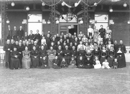 254179 Groepsfoto met broeder Aloysius en zusters met hun kinderen bgv de kroning van koningin Wilhelmina bij het ...