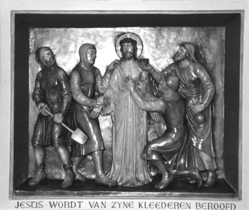 263082 Kruiswegstatie-reliëf Jezus wordt van zijn kleren beroofd na restauratie in Mariënheim te Raalte