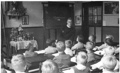 263154 De jongensklas luistert aandachtig naar de rekenles van frater Godefridus aan de St Jansschool te Hilversum