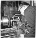 263166 Met een precisiemachine wordt metaal bewerkt in de Technische School Dr. Ariëns te Lichtenvoorde