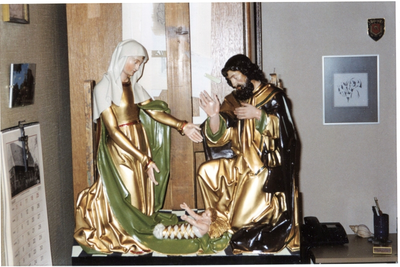 263377 Kerstmisbeeld van de RK kerk te Borculo, gerestaureerd door frater Angelico Fennis