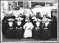 263422 Groep met mgr. Th. de Backere en vertrekkende missionarissen, waaronder frater Godefridus