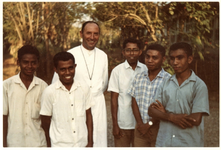 263552 Frater Robertus in het gezelschap van Indonesische seminaristen