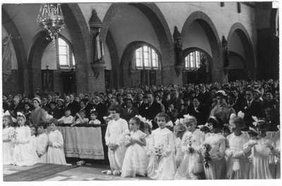 161528 Foto bij de eerste mis van pater Toon Lamberts te Someren-Dorp