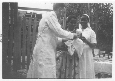 161546 Bij de dokterspost wordt een baby onderzocht (Tanzania)