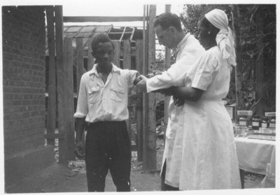 161547 Dokterspost in de open lucht (Tanzania)