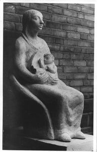 138140 Zijaanzicht van Mariabeeld, vervaardigd door Mariuis van Beek, in internaat Eymard Ville te Stevensbeek
