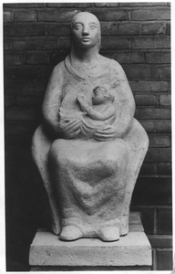 138141 Vooraanzicht van Mariabeeld, vervaardigd door Marius van Beek, in internaat Eymard Ville te Stevensbeek