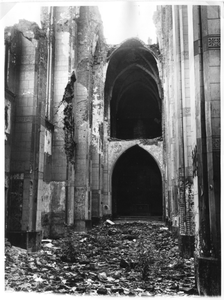 130189 Noordelijke zijbeuk van de Broerkerk of Sint Dominicuskerk te Nijmegen na de verwoesting in 1944 met het ...